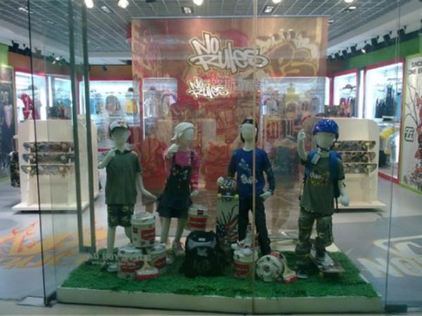诺路斯时尚童装店铺展示