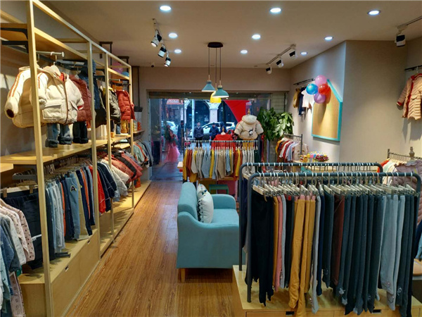 囧小孩青少年装店铺展示