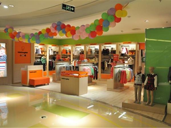 小当唛时尚童装店铺展示