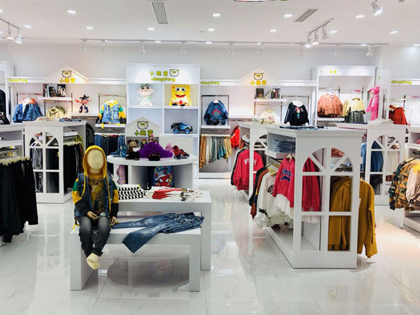小趣童青少年装店铺展示