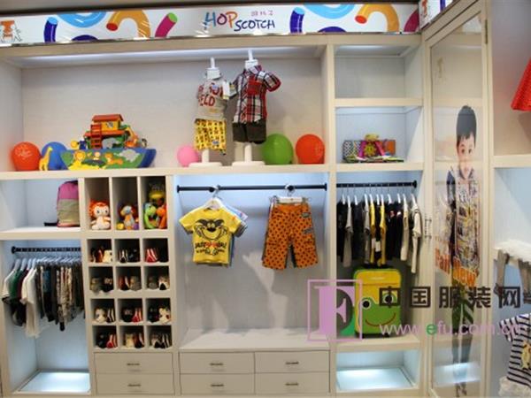 跳格子时尚童装店铺展示