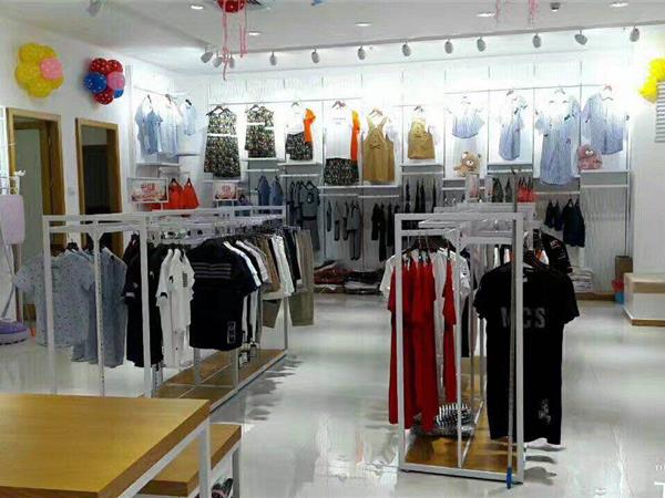 上流贵族亲子装时尚童装店铺展示