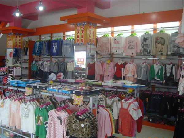 大小孩时尚童装店铺展示