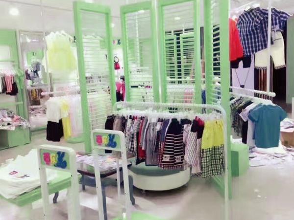 哈儿堡青少年装店铺展示