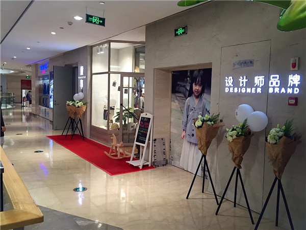 童事青少年装店铺展示