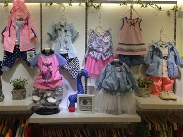 三只鼠婴童装店铺展示