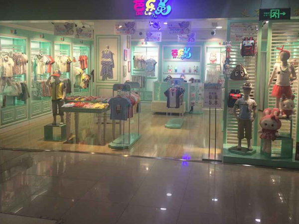 芭乐兔时尚童装店铺展示
