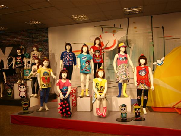 俏比儿童站时尚童装店铺展示