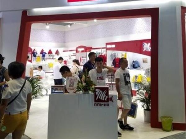 小鲨诺拉时尚童装店铺展示