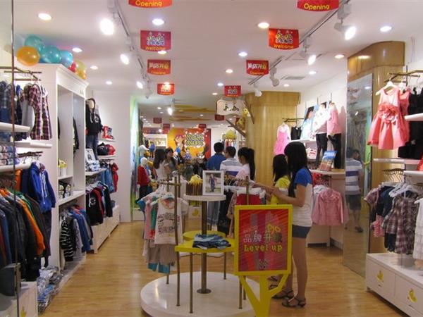 小鸟嘟比时尚童装店铺展示