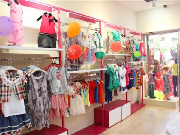 小伙伴时尚童装店铺展示
