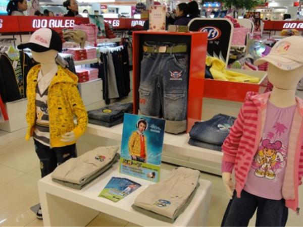 诺路斯时尚童装店铺展示