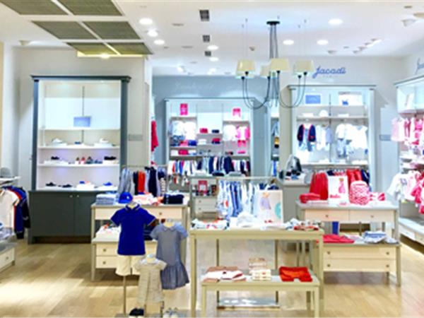 亚卡迪时尚童装店铺展示