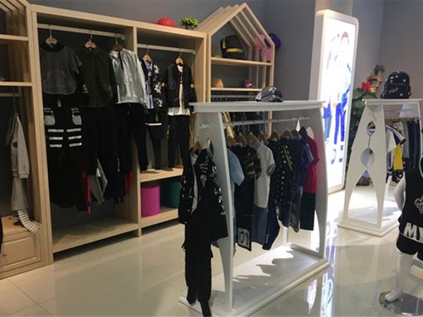 布童凡想时尚童装店铺展示