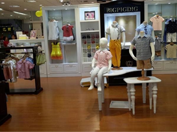 比格佩帝时尚童装店铺展示