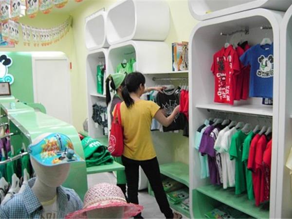 百变乐园时尚童装店铺展示