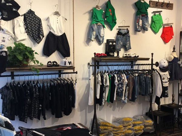 童迩丹青少年装店铺展示