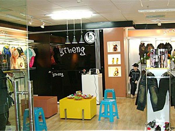 衣恒婴童装店铺展示