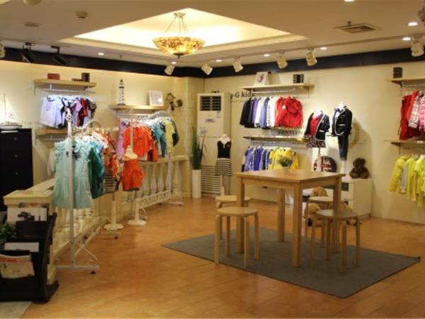 好理吉时尚童装店铺展示