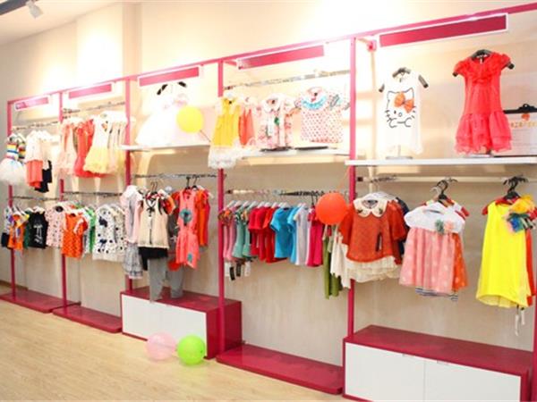 小伙伴时尚童装店铺展示