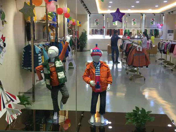 萨米奇时尚童装店铺展示