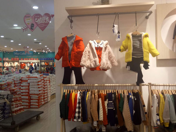 萌度时尚童装店铺展示