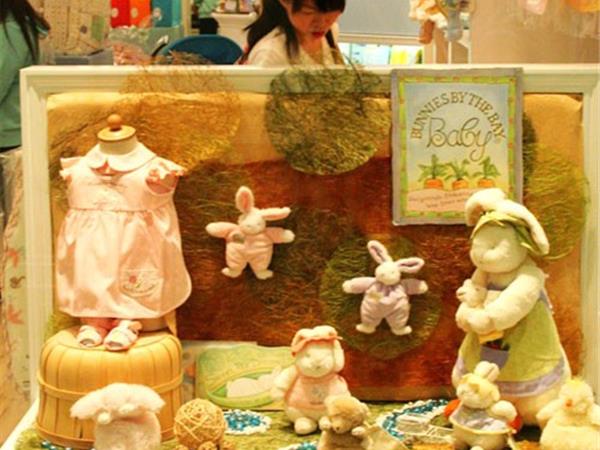 花鱼童话时尚童装店铺展示