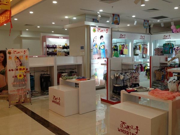 西瓜王子时尚童装店铺展示