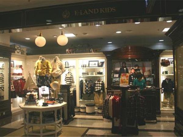 依恋青少年装店铺展示