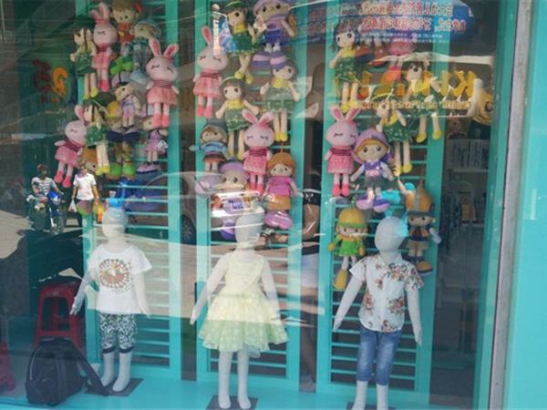 芭乐兔时尚童装店铺展示
