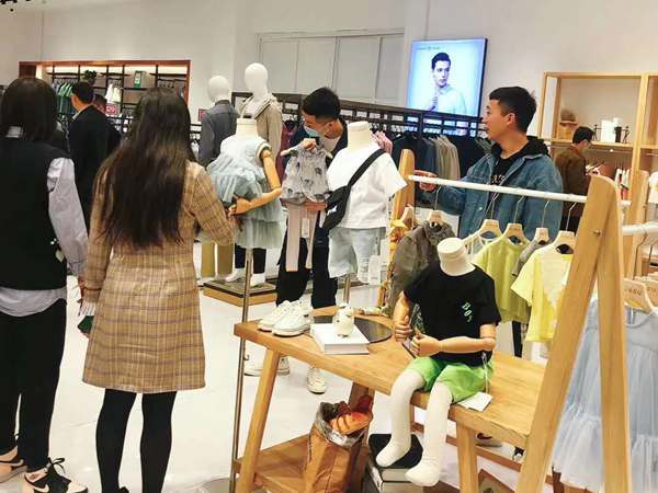 朴与素时尚童装店铺展示