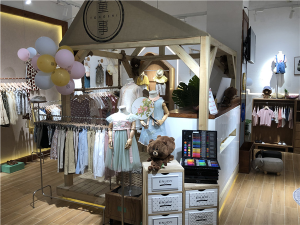 童事青少年装店铺展示