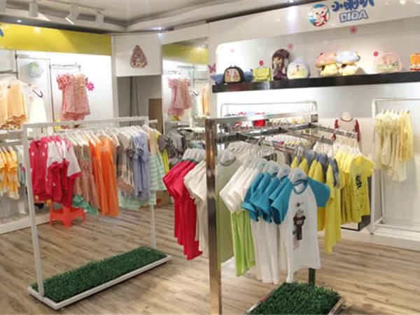小喇叭时尚童装店铺展示