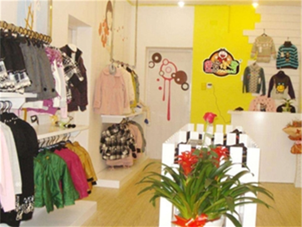 智比兔婴童装店铺展示