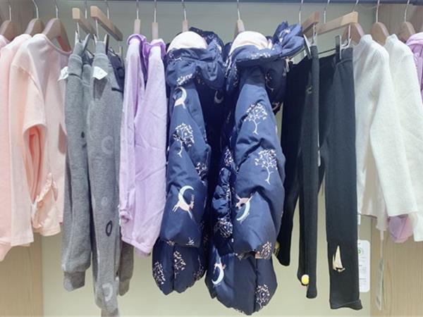 巴柯拉时尚童装店铺展示