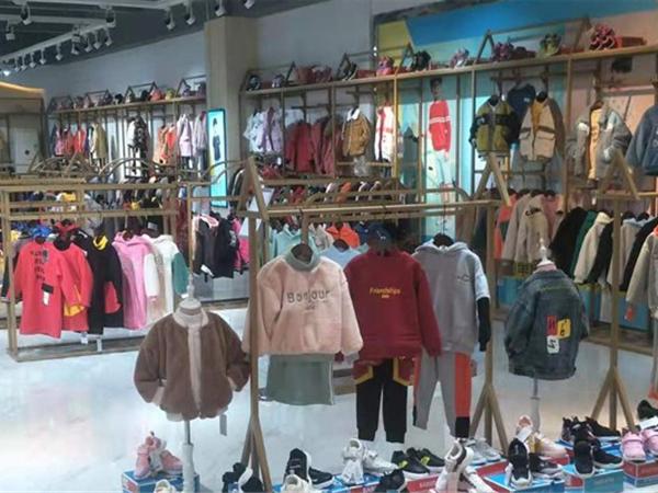 小明星时尚童装店铺展示
