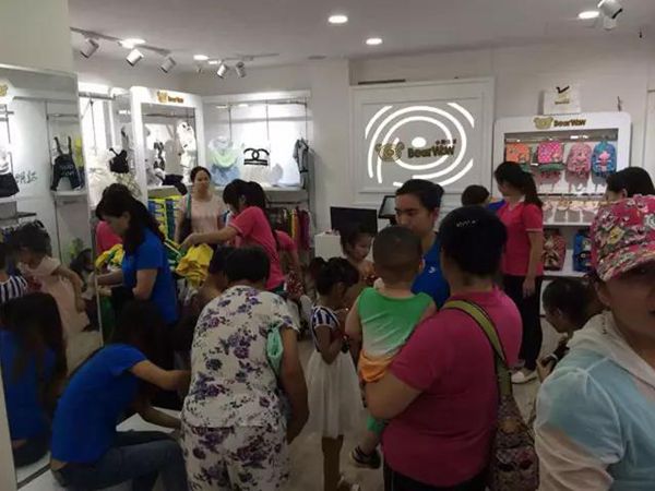 小熊哇噻时尚童装店铺展示