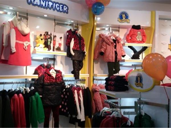 小虎憨尼时尚童装店铺展示