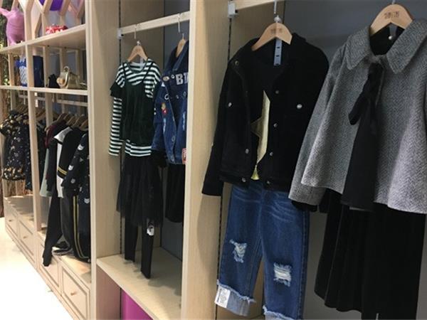 布童凡想时尚童装店铺展示