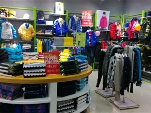 越位时尚童装店铺展示