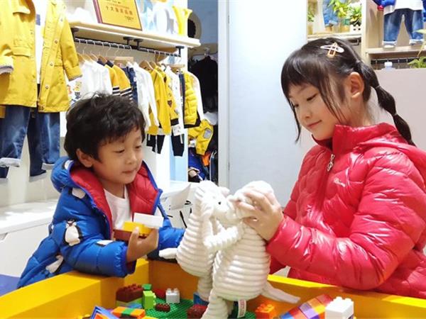 巴柯拉时尚童装店铺展示