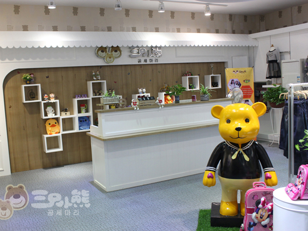 三只小熊欧美童装店铺展示
