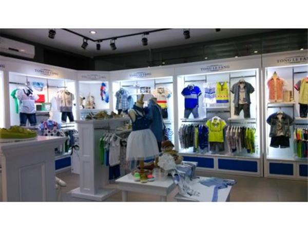 童乐坊青少年装店铺展示