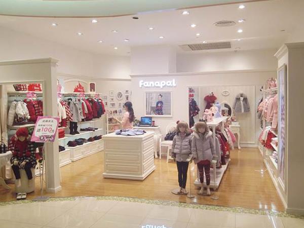 法纳贝儿时尚童装店铺展示