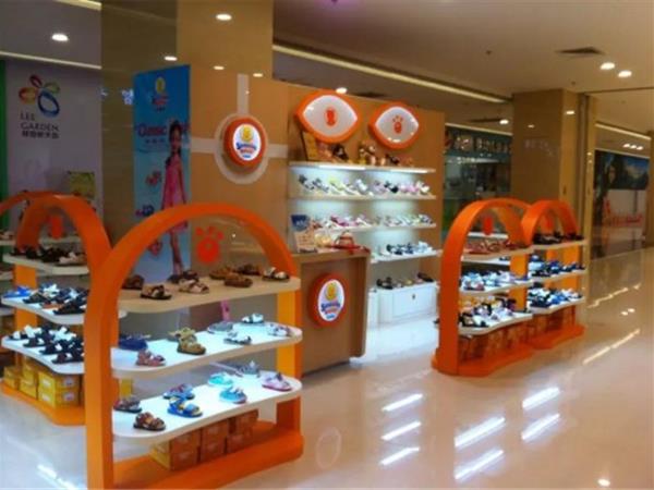 四季熊童鞋时尚童装店铺展示