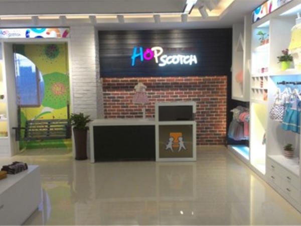 跳格子时尚童装店铺展示