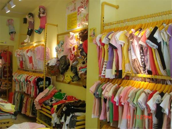 阿拉巴拉时尚童装店铺展示