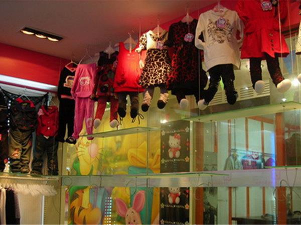 可爱100时尚童装店铺展示