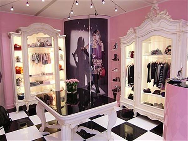 蒙娜丽莎时尚童装店铺展示
