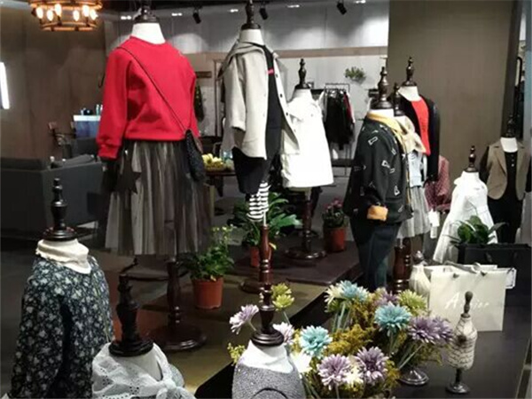 爱蕾尔青少年装店铺展示